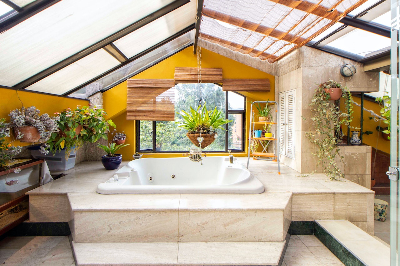 a tub surrounded by plants