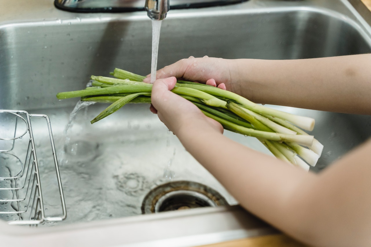 washing leeks in the sink